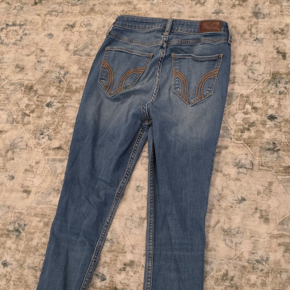 Hollister Curvy Ultra High-Rise Super Skinny Jeans Medium Wash Raw Hem W25 L28